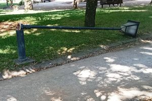Um candeeiro tombado e alguns estragos no jardim da Várzea Pequena candeeiro varzea pequena IMG 20260707 WA0028