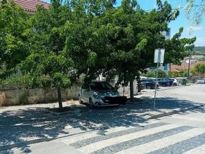 Estacionamento ilegal continua a afetar peões em Tomar estac image 1027715376772421