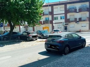 Estacionamento ilegal continua a afetar peões em Tomar estac image 1462984125874677