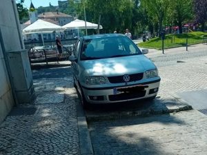 Estacionamento ilegal continua a afetar peões em Tomar estac image 890894236900812