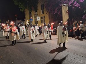 Cortejo Noturno Templário encheu ruas da cidade (c/ fotos e vídeos) festa templaria cortejo templario 20260711 222802