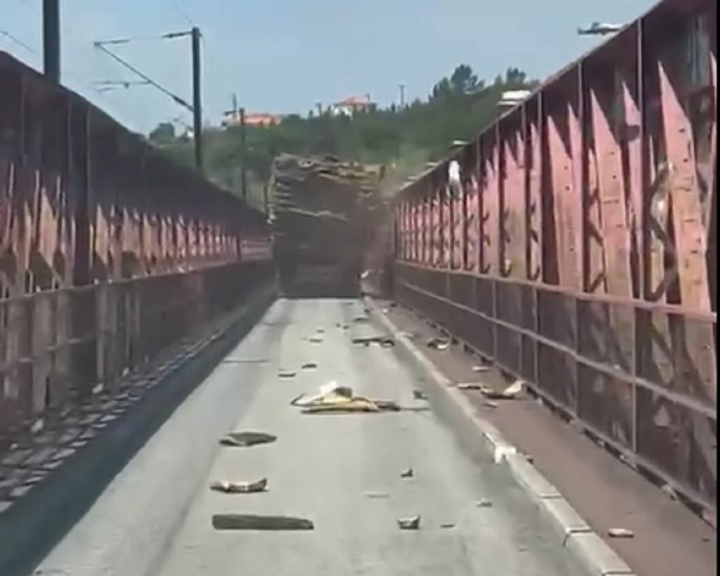 Camião derruba candeeiros na ponte da Praia do Ribatejo (C/ vídeo) ponte const