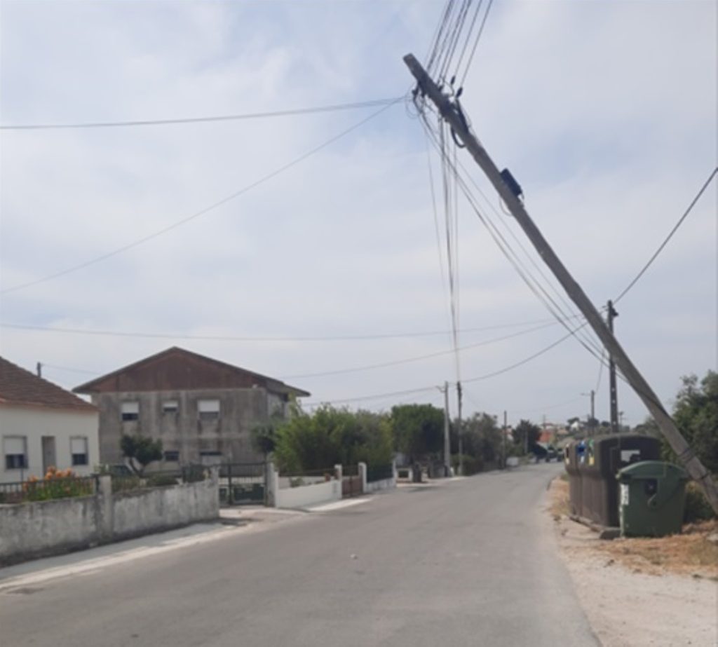 Poste em perigo de queda poste image