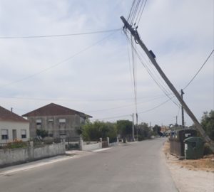 Poste em perigo de queda poste image