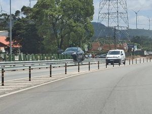 Tesla despista-se e fica imobilizado em cima do separador central do IC2 tesla 10766162624608 5138034933438766471 n