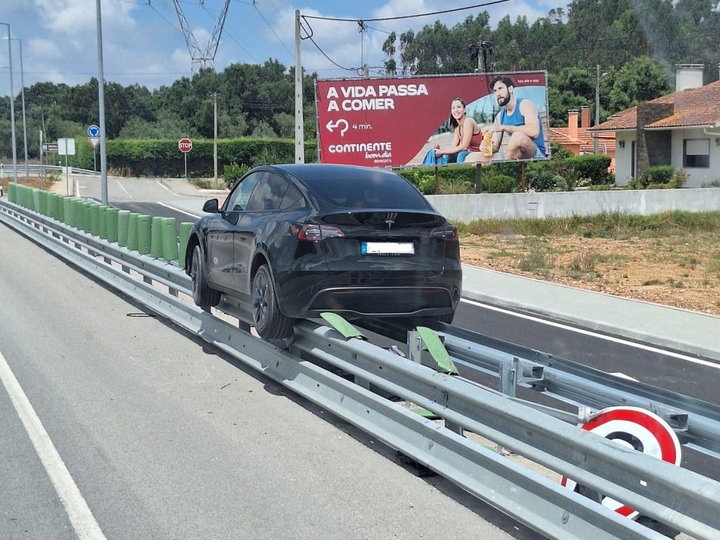 Tesla despista-se e fica imobilizado em cima do separador central do IC2 tesla 1 4333365440212153 5359724565072062254 n 1