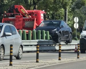 Tesla despista-se e fica imobilizado em cima do separador central do IC2 tesla 2097205051197835 1913556314959458431 n