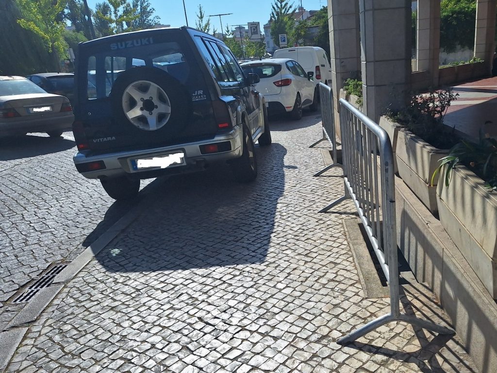 Mais situações de estacionamento ilegal em Tomar (c/ fotos) estac 20260802 095117