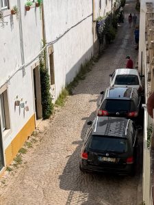 Condutor estaciona e bloqueia trânsito na av. Nuno Álvares Pereira estac IMG 20260818 WA0002
