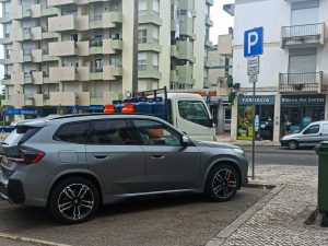 Condutor estaciona e bloqueia trânsito na av. Nuno Álvares Pereira estac Messenger creation 88BB9060 292B 4EB7 803D CFEC642FF687