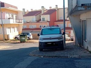 Mais situações de estacionamento ilegal em Tomar (c/ fotos) estac received 1619192316387482