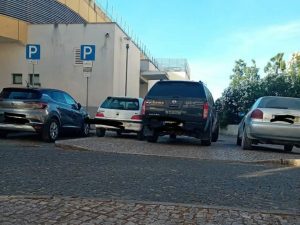 Mais situações de estacionamento ilegal em Tomar (c/ fotos) estac received 1869862683980083