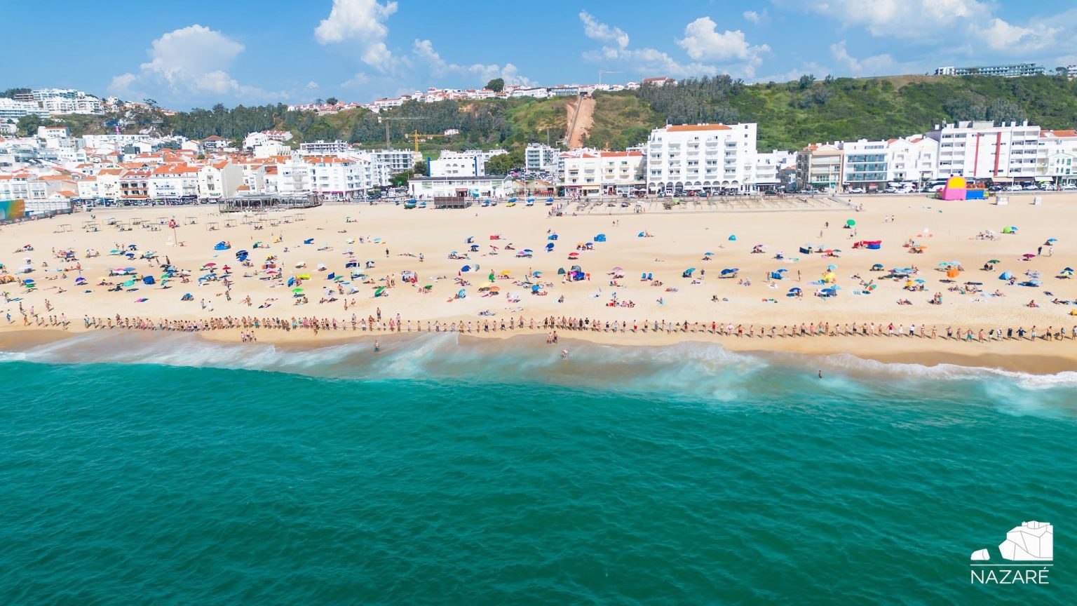 Cordão humano uniu banhistas na praia da Nazaré nazare 016111470881 9031611851241176419 n