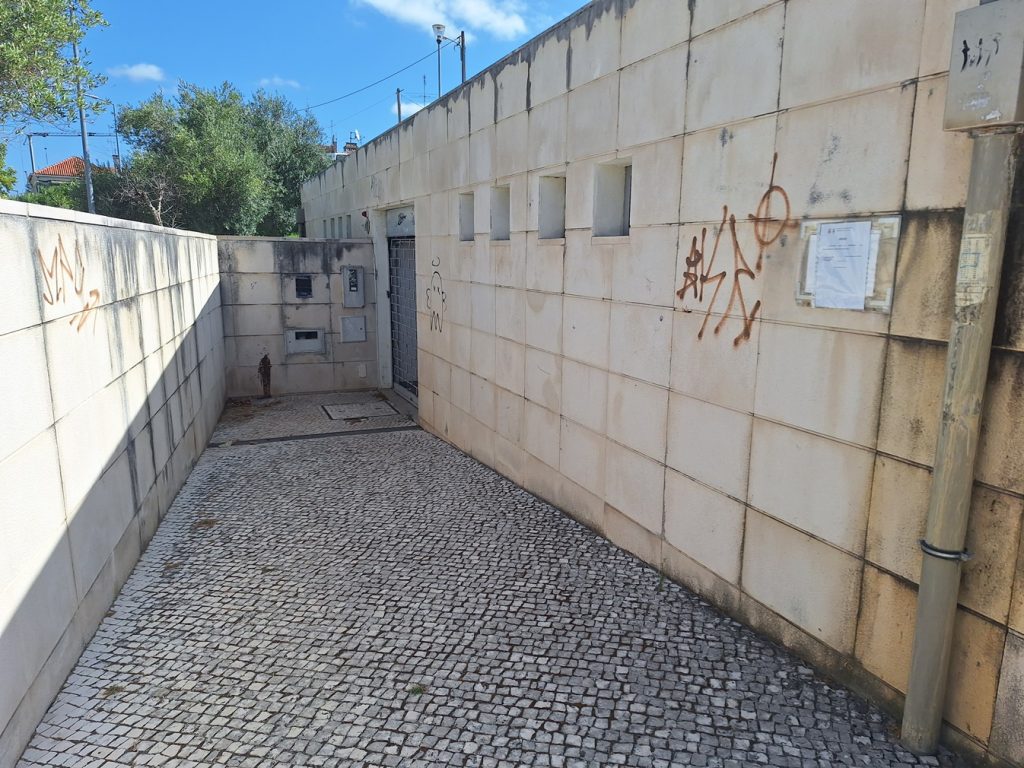 Sanitários perto da igreja de Santa Maria do Olival estão fechados. Junta promete reabrir wc 20260822 104626