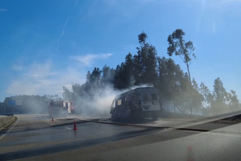 Autocaravana arde na A13 e fogo alastra ao mato (c/ vídeo) inc