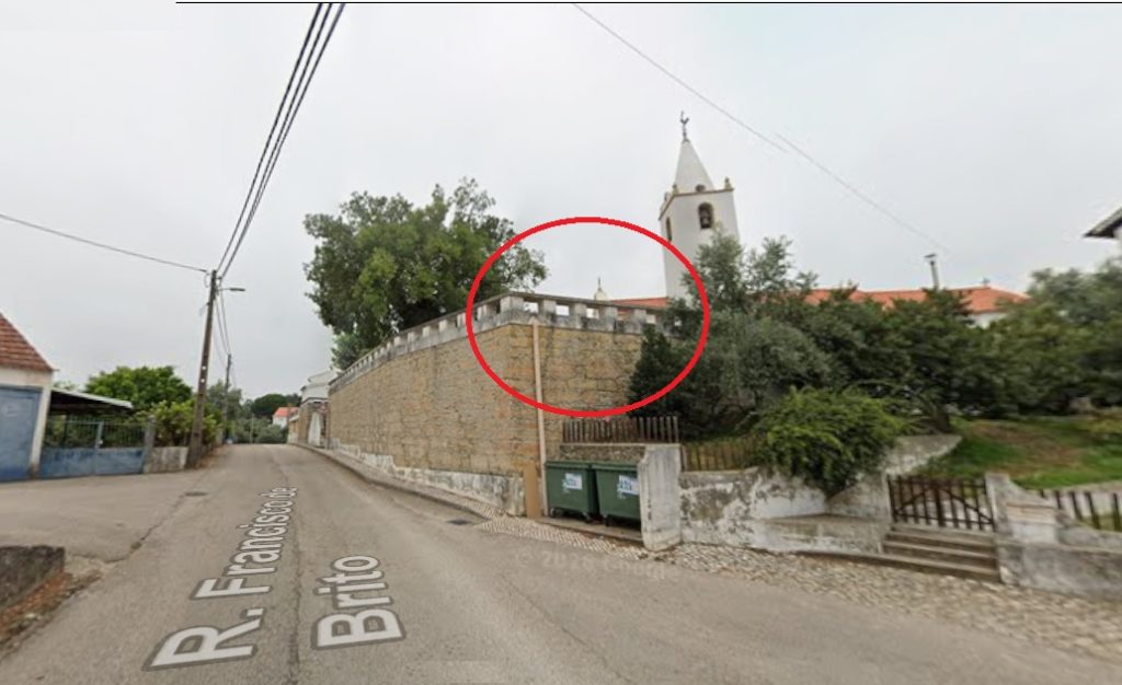 Carro cai de uma altura de cinco metros no largo da igreja da Junceira (c/ vídeo) junc