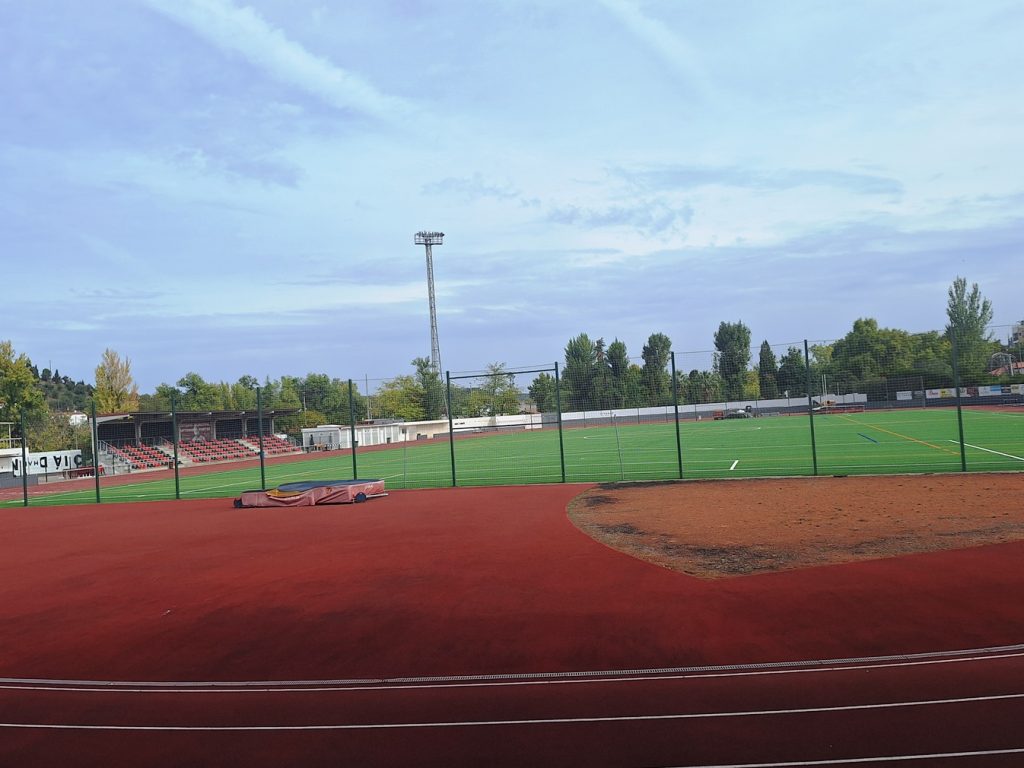 Novo relvado do estádio está pronto, mas falta a certificação relvado 20260927 110437