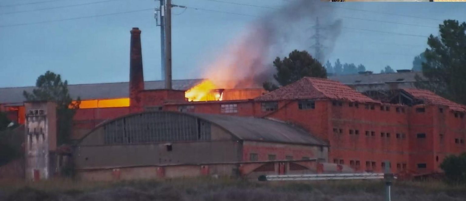 Incêndio na antiga cerâmica da Portela IMG 20261011 WA0006