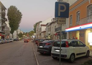 Estacionamento ilegal continua em Tomar (c/ fotos) IMG 20261018 WA0025