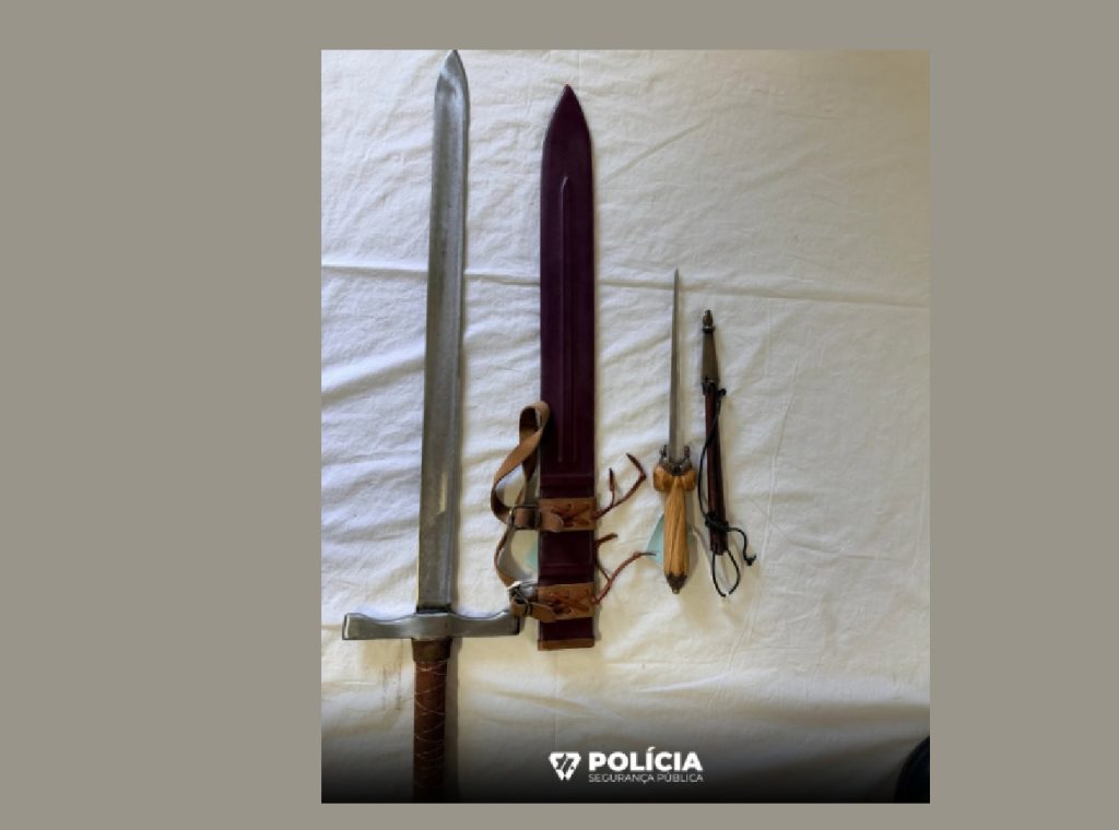PSP apreende armas brancas em evento histórico no Convento de Cristo armas 678