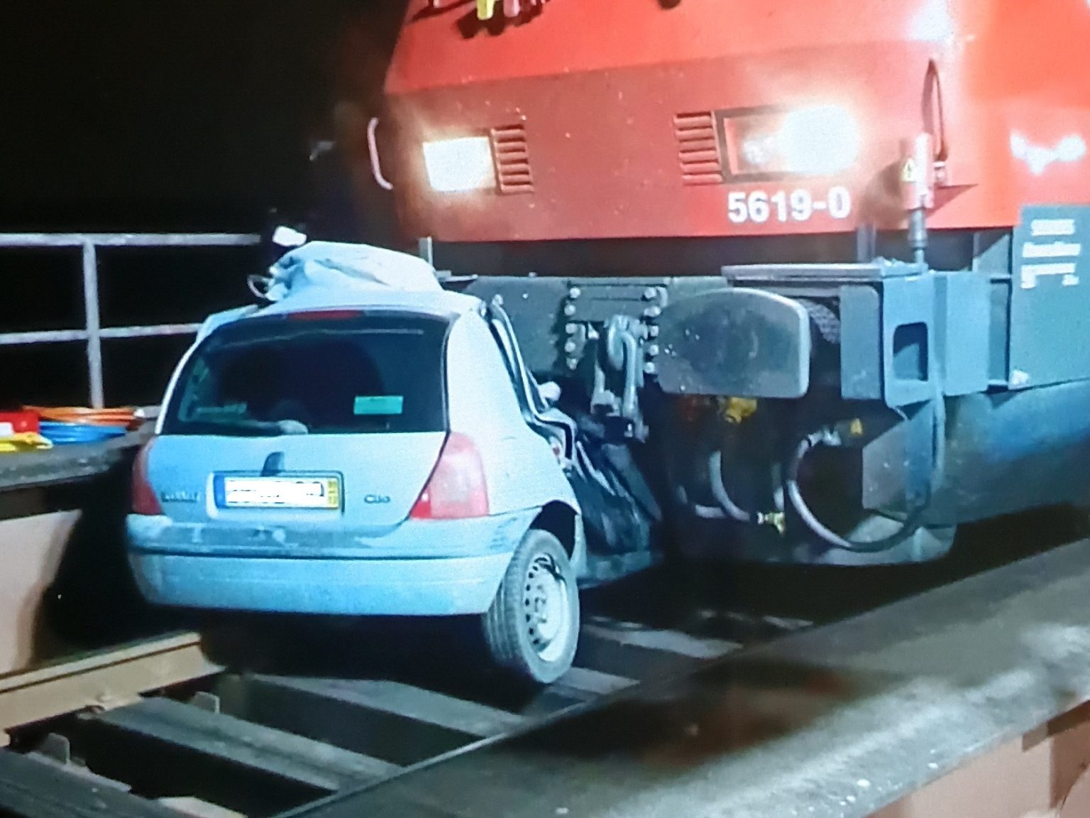 Carro abalroado por comboio na ponte da Praia do Ribatejo comboio acidente 32
