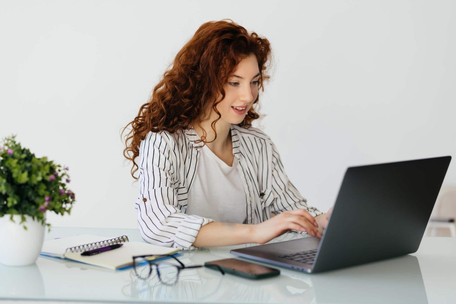 Atendimento proativo: como agentes IA autónomos estão a resolver tickets antes que escalem escritorio servicos atendimento