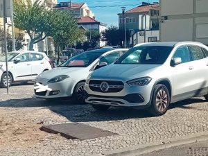 Estacionamento ilegal continua em Tomar (c/ fotos) estac 7333474622571 1615594545090479799 n