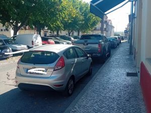 Estacionamento ilegal continua em Tomar (c/ fotos) estac 8525069021784 2903124404752060866 n