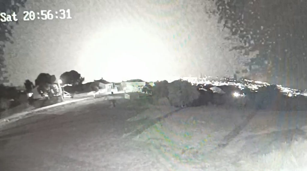Explosão num poste de eletricidade provocou apagão na zona sul do concelho (c/ vídeo) explos luz